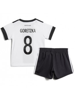 Tyskland Leon Goretzka #8 Replika Hemmakläder Barn VM 2022 Kortärmad (+ byxor)